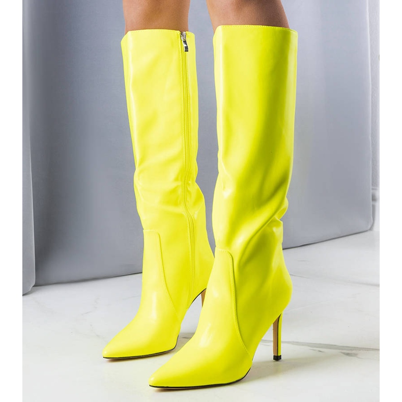 Bottes de néon jaune sur un talon haut 1