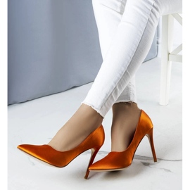 Escarpins en satin orange de Lochlan 1