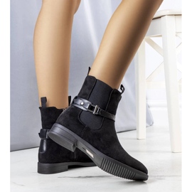 Bottes classiques isolées noires d'Odila le noir 1