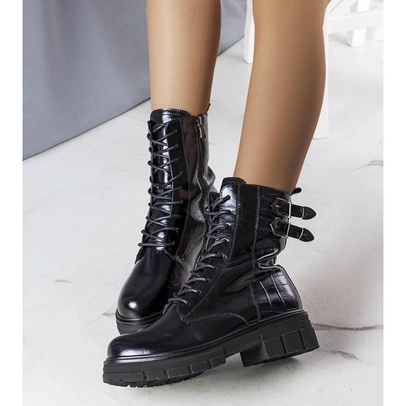 Bottes isolées laquées noires de Dielle 1
