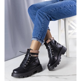 Bottes isolées noires de l'Artois beige 1 Bottes isolées noires de l'Artois beige 1