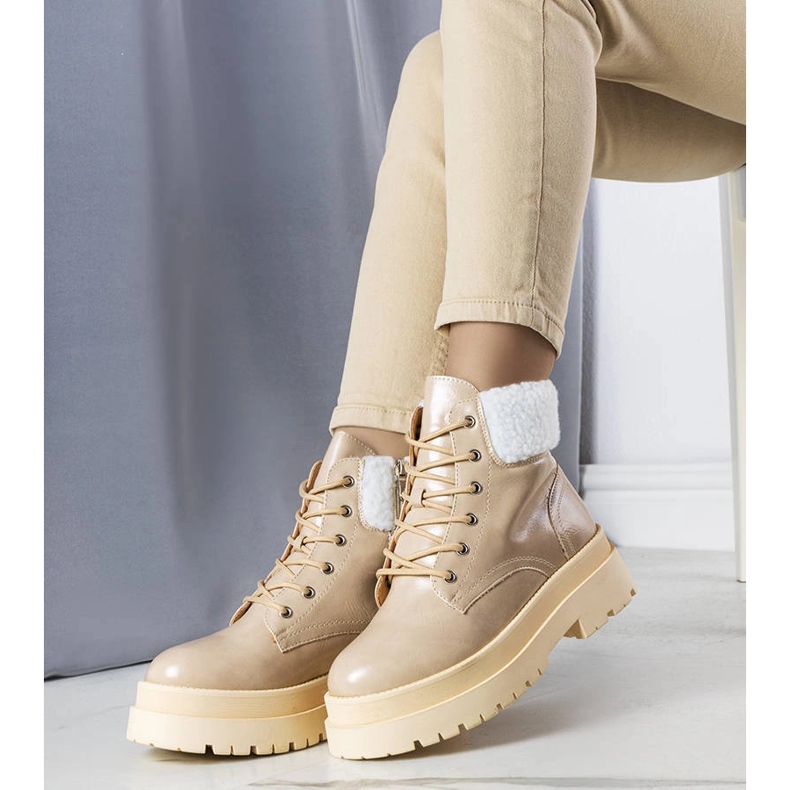 Bottes isolées beiges avec peau de mouton de Bryas 1 Bottes isolées beiges avec peau de mouton de Bryas 1