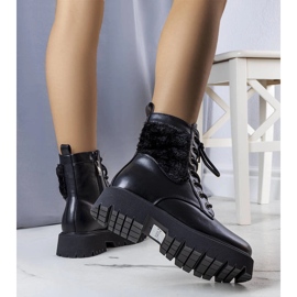Bottes isolées noires avec fourrure de Dixie 1