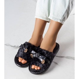 Pantoufles noires avec un noeud de Peter 1