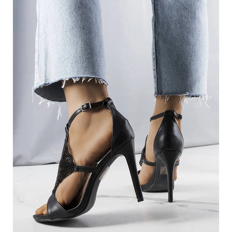 Sandales noires élégantes à talons de Caleb 1