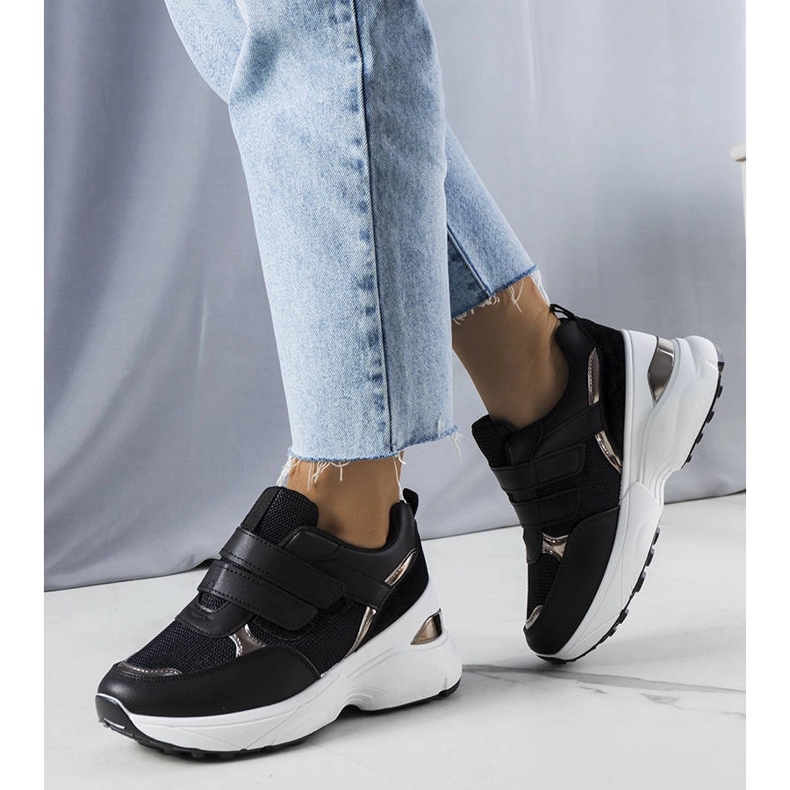 Baskets noires sur une semelle Elsie massive 1