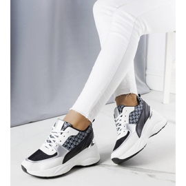 Baskets noires décorées du monogramme Lora 1