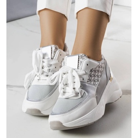 Baskets grises décorées du monogramme Lora 1