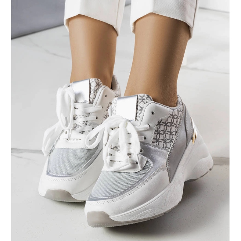 Baskets grises décorées du monogramme Lora 1