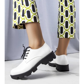 Chaussures blanches Joséphine à semelle massive 2