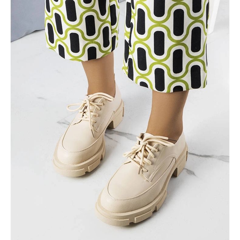 Chaussures beiges à semelle massive de Kay 1