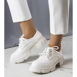 Chaussures blanches à semelle massive de Kay 1