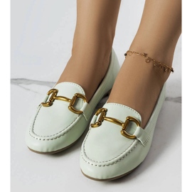 Mocassins verts avec ornements dorés de Regina 1