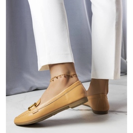 Mocassins beiges avec ornements dorés de Regina 1
