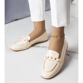 Mocassins beige ornés d'une chaîne Bobbie 1