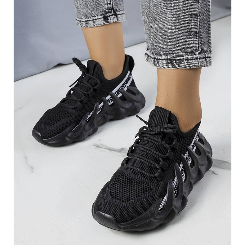 Baskets noires sur une semelle Beth à la mode le noir 1