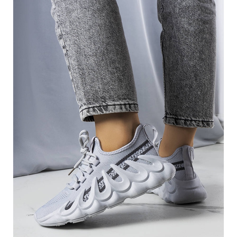 Baskets grises avec une semelle Beth tendance 1