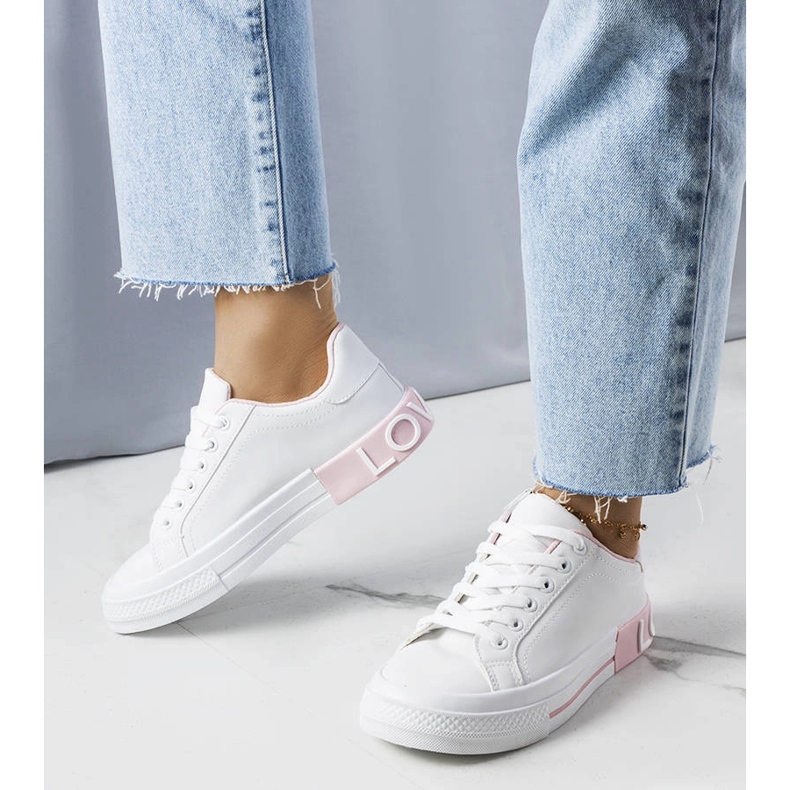 Baskets blanches et roses ornées de l'inscription Nora 1 Baskets blanches et roses ornées de l'inscription Nora 1