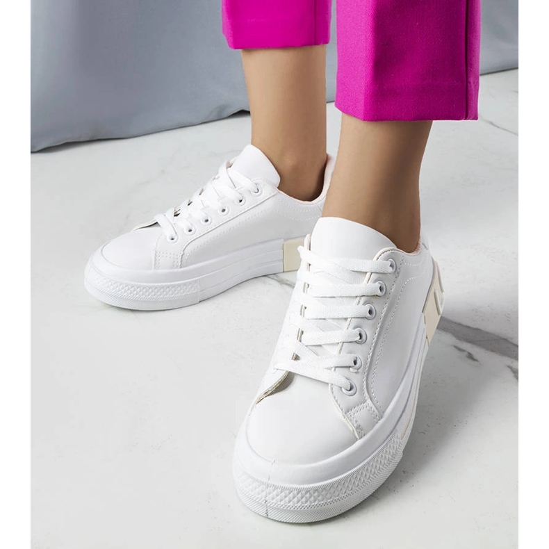 Baskets blanches et beiges ornées de l'inscription Nora 1