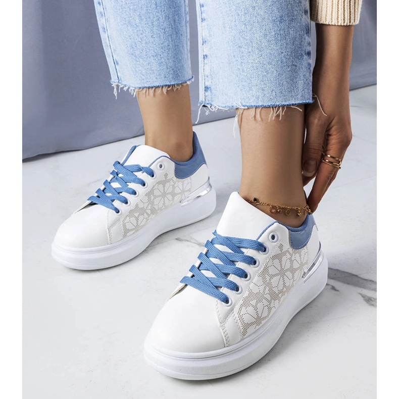 Chaussures blanches et bleues ornées de perforations d'Erin 1