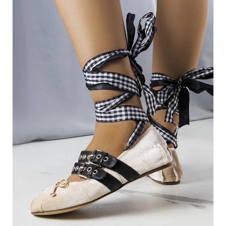Ballerines beiges fermées par une boucle Boutot 1