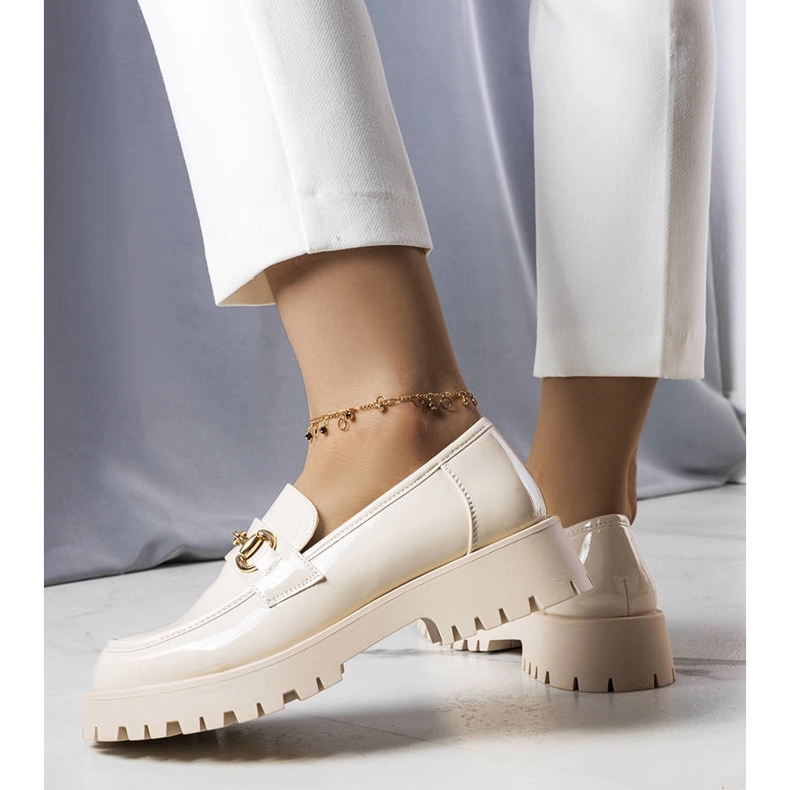 Chaussures laquées beiges de Simard 1