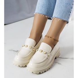 Chaussures laquées beiges avec perles Serlait 1