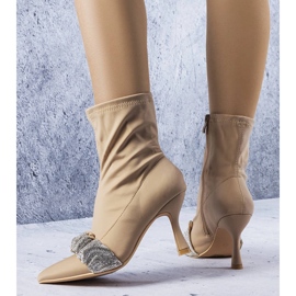 Bottines beiges ornées de strass de Caisse 1 Bottines beiges ornées de strass de Caisse 1