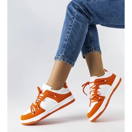 Baskets orange avec des matériaux combinés de Hila blanc 1