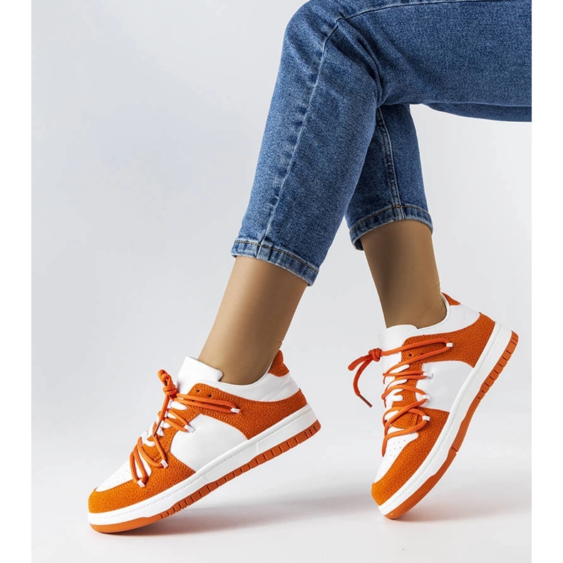 Baskets orange avec des matériaux combinés de Hila blanc 1