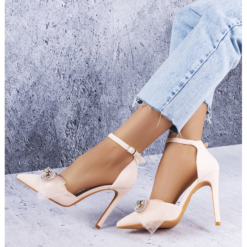 Épingles beiges avec un nœud et des zircones cubiques de Bussi 1 Épingles beiges avec un nœud et des zircones cubiques de Bussi 1