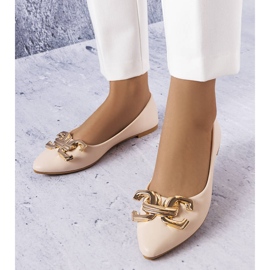 Ballerines beiges avec une chaîne dorée 1