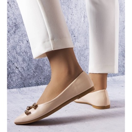 Ballerines beiges avec une chaîne dorée 2