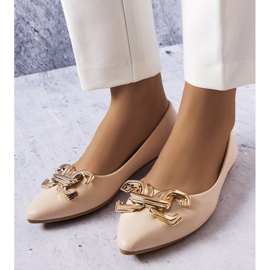 Ballerines beiges avec une chaîne dorée 3