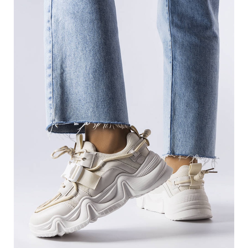 Baskets spectaculaires beiges de Desforges 1 Baskets spectaculaires beiges de Desforges 1