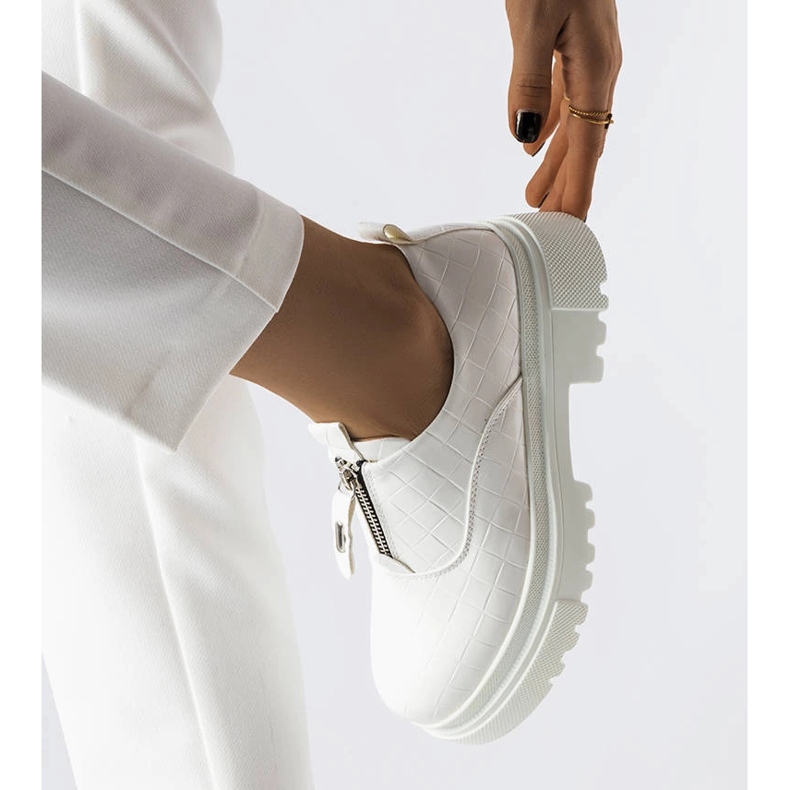 Richelieus blancs ornés du gaufrage Travers blanche 1 Richelieus blancs ornés du gaufrage Travers blanche 1