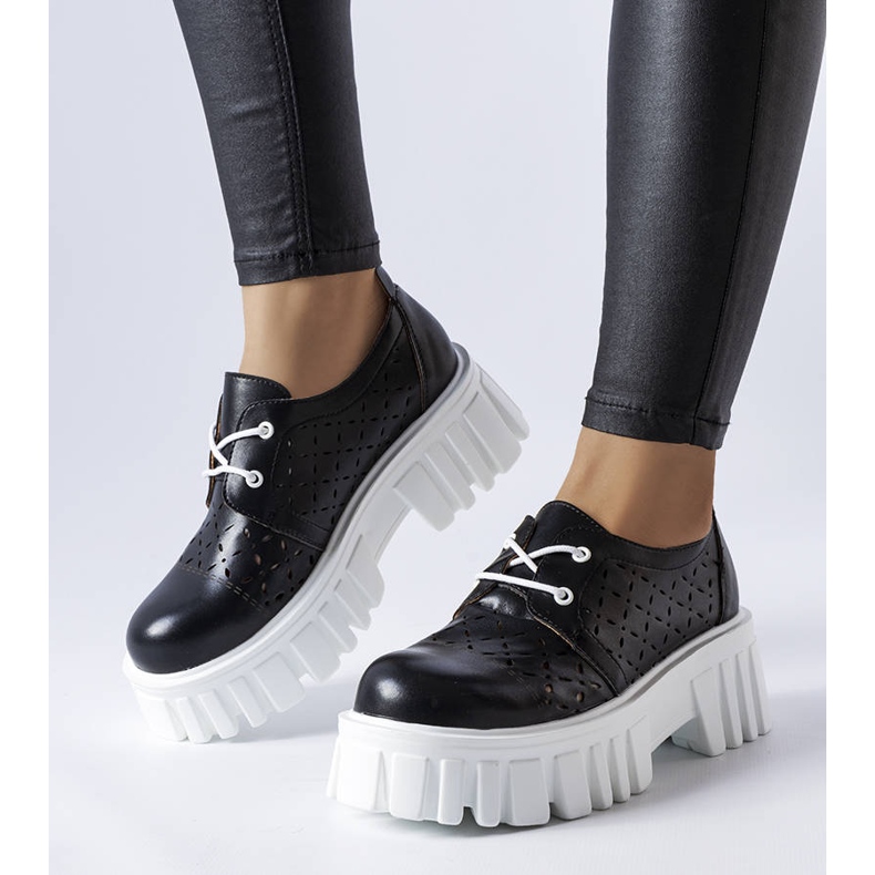 Chaussures massives ajourées noires Camus 1