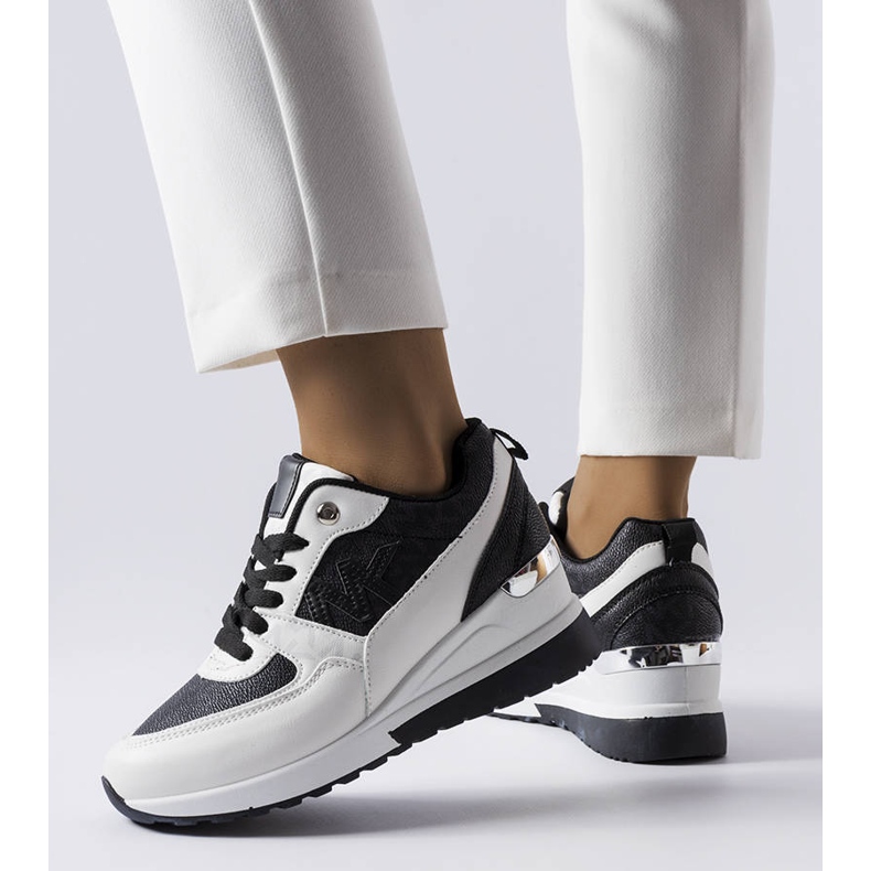 BM Baskets compensées noires et blanches Gaetane 1