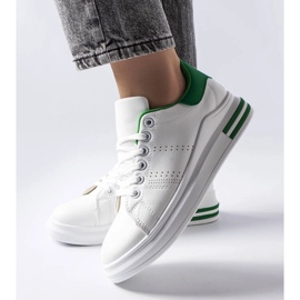 Baskets blanches avec un accent vert de Davisson 1