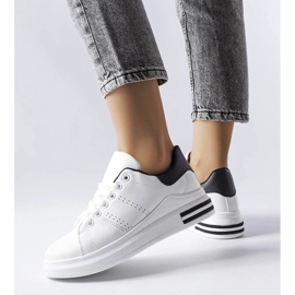 Baskets blanches avec un accent noir de Davisson 2