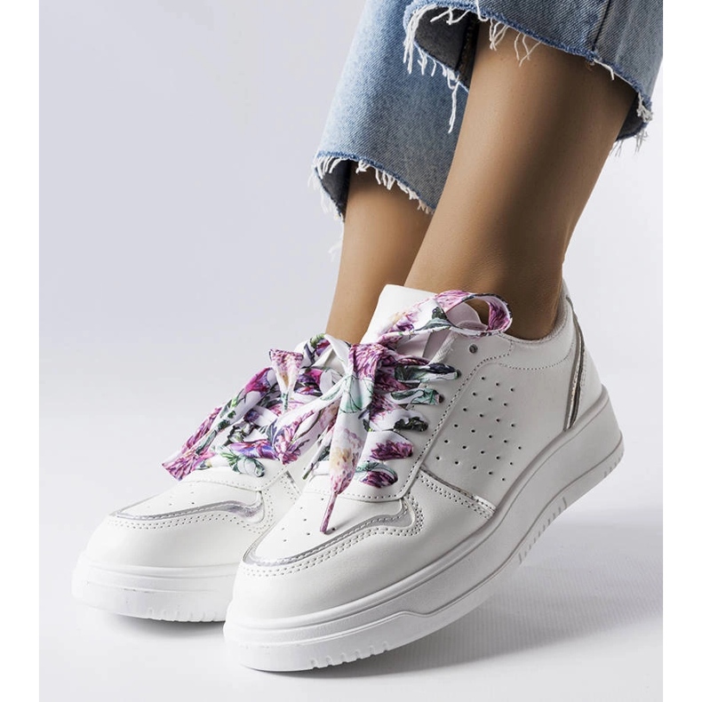 Baskets blanches nouées avec un ruban Pryor 1