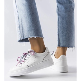 Baskets blanches nouées avec un ruban Pryor 2
