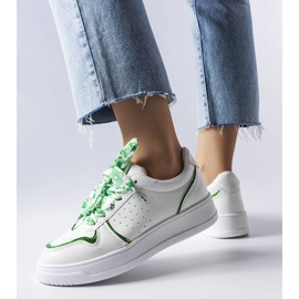 Baskets blanches nouées avec un ruban Pryor 1
