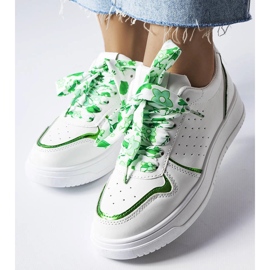 Baskets blanches nouées avec un ruban Pryor 2