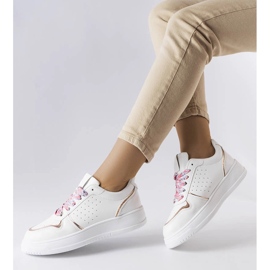 Baskets blanches nouées avec un ruban Pryor 2