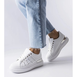 Baskets blanches avec perforation Chalut colorée 1