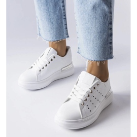 Baskets blanches avec perforation Chalut colorée 2