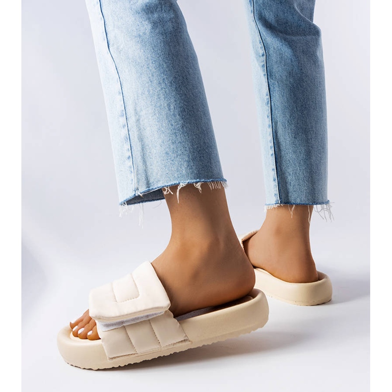 BM Babouches beiges à scratch d'Aleron 1