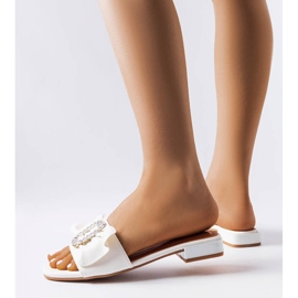 Babouches blanches élégantes avec strass de Fifi 1
