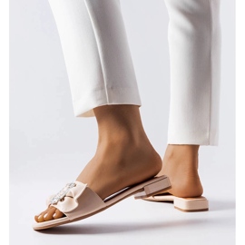 Babouches élégantes beiges avec strass de Fifi 1 Babouches élégantes beiges avec strass de Fifi 1